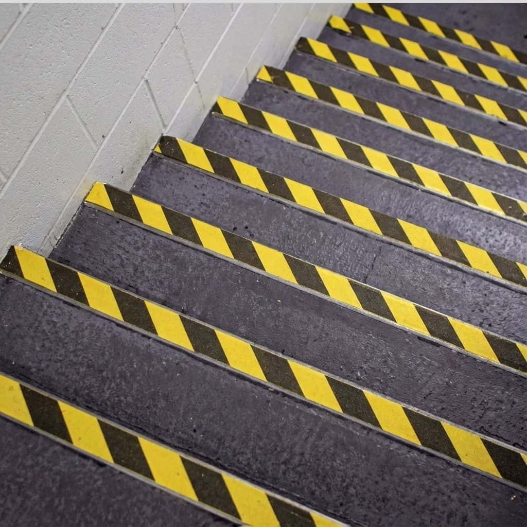 การใช้งานเทปกันลื่นเหลือง-ดำบนขั้นบันได